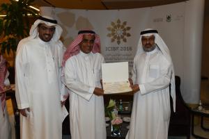 UQU Vice President for Postgraduate Studies Honors Participants in the Islamic Finance and Banking Conference